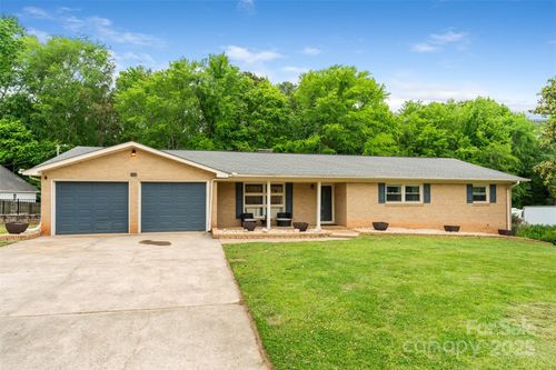 213 Lakeview Dr, Harrisburg, NC, 28075-9487 | Card Image