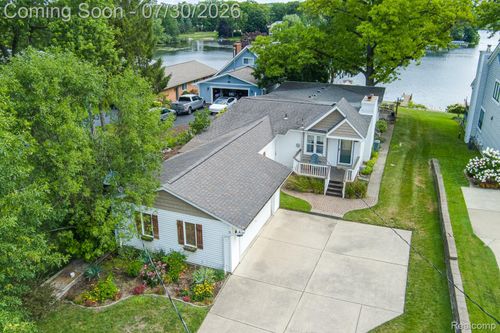 10470 King Rd, Springfld Twp, MI, 48350-1910 | Card Image
