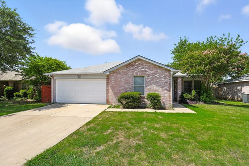 516 Bailey St, Saginaw, TX, 76179-1376 | Card Image