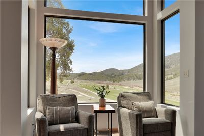 Sitting room with a mountain view | Image 3