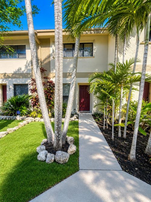 203-3062 S Oakland Forest Dr, Oakland Park, FL, 33309-7570 | Card Image