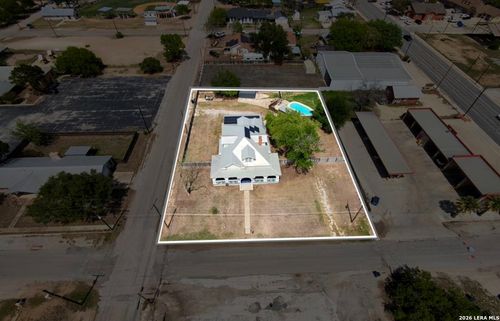 110 W Benton Ave, Devine, TX, 78016-2904 | Card Image