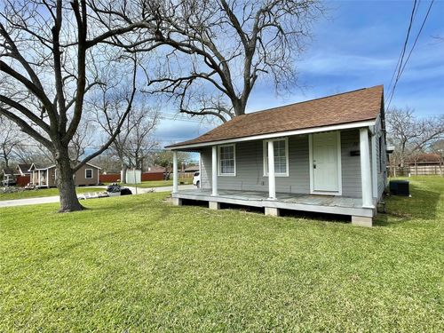 140 W Marion St, Clute, TX, 77531-4114 | Card Image