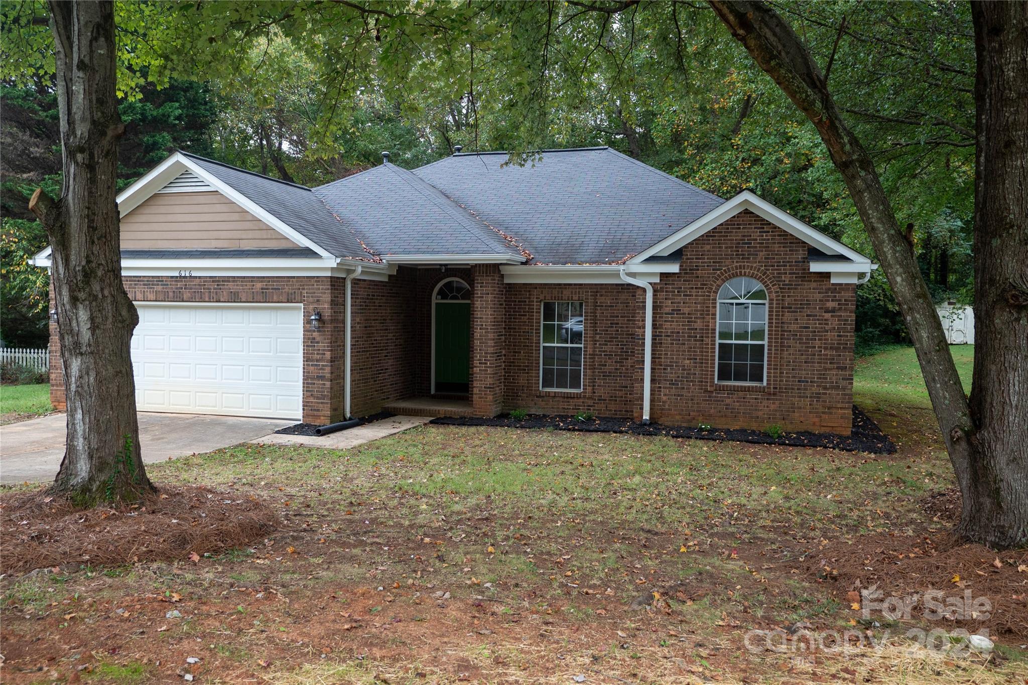 Oakbluff Cir, Charlotte, NC 28216