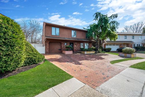 61 Southgate Rd, Valley Stream, NY, 11581-2323 | Card Image