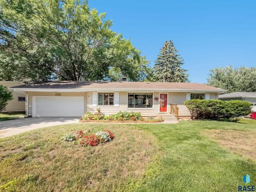 1305 S Dale Dr, Sioux Falls, SD, 57110-3740 | Card Image