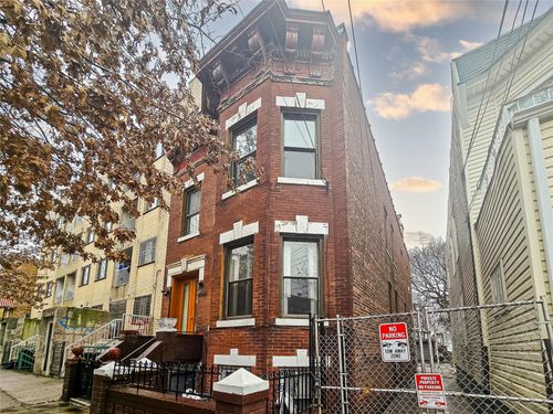 100 39th Ave, Corona, NY, 11368-4804 | Card Image
