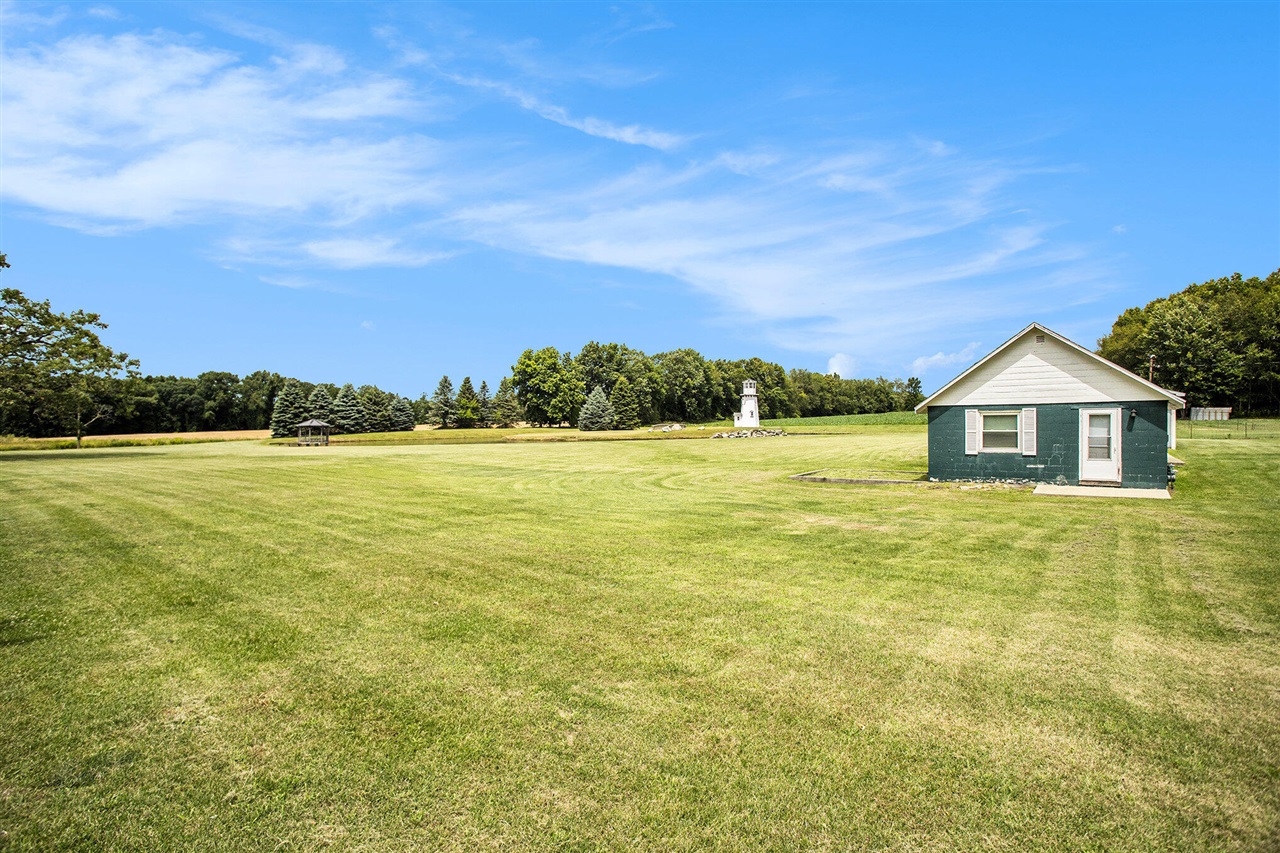 J Dr, Albion, MI 49224