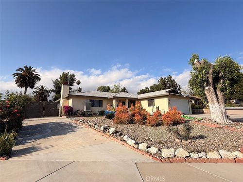2350 Thata Way, Hemet, CA, 92544-7009 | Card Image