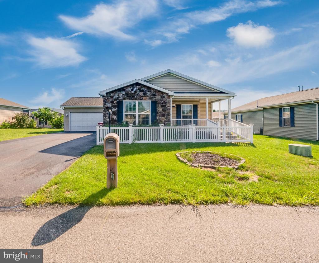 Cormorant Dr, Bechtelsville, PA 19505