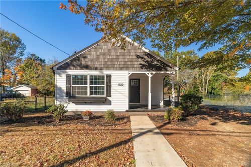 1426 Thurmond St, Winston-Salem, NC, 27105-5733 | Card Image