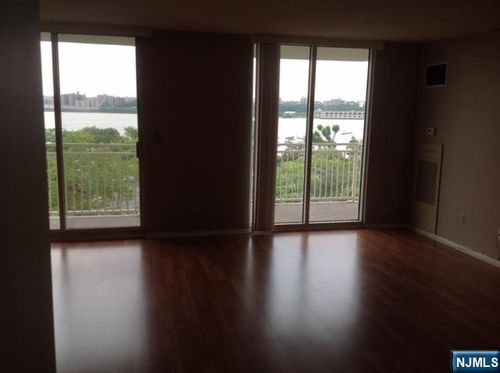 1077 River Rd, Edgewater, NJ, 07020-1358 | Card Image