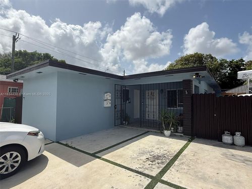 938 Se 12th St, Hialeah, FL, 33010-5923 | Card Image