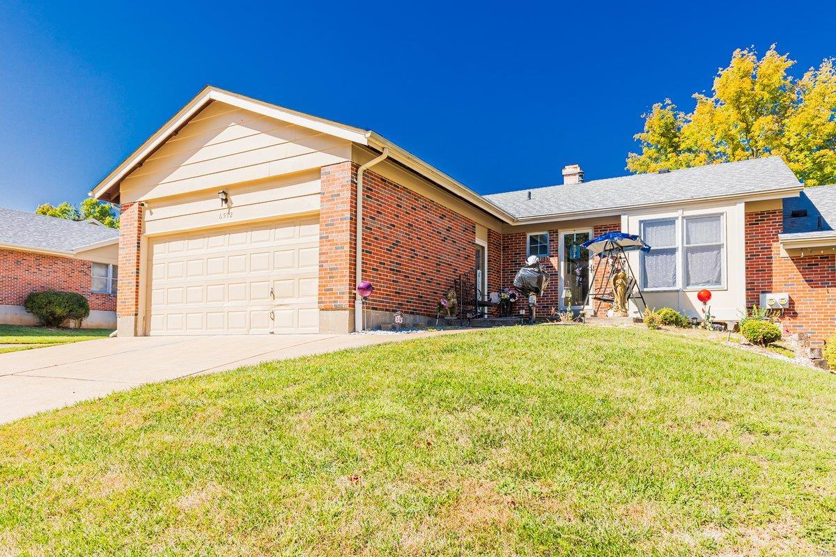 Dolphin Cir, Florissant, MO 63033