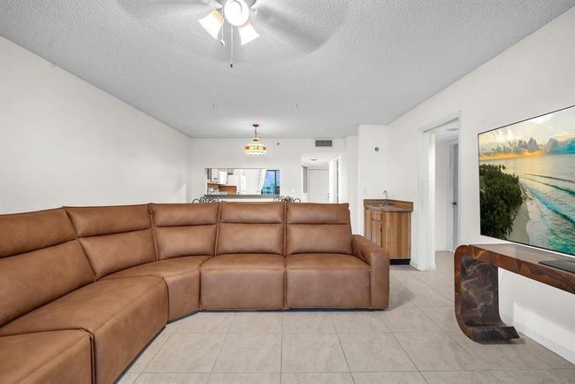 APT-903 - 2202 S Cypress Bend Dr, Condo with 2 bedrooms, 2 bathrooms and null parking in Pompano Beach FL | Image 4