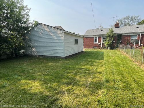 19305 Roscommon St, Harper Woods, MI, 48225-2117 | Card Image