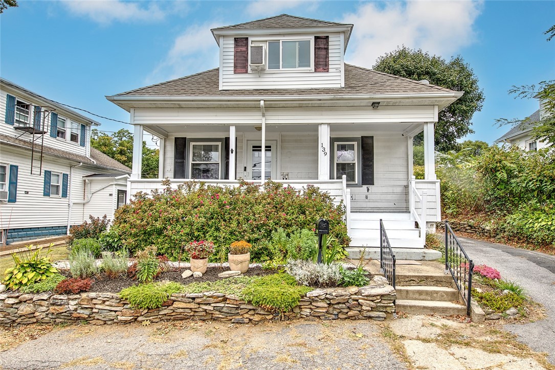 Colonial Ave, Cranston, RI 02910