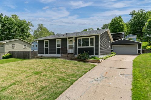 8217 8th St W, Rock Island, IL, 61201-7727 | Card Image