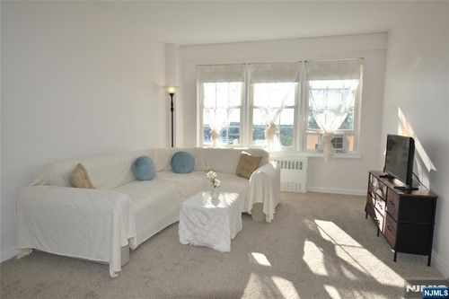 5 Roosevelt Pl, Montclair, NJ, 07042-6307 | Card Image