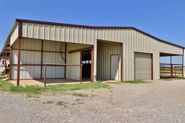 Barn with wash rack and tack room | Image 21