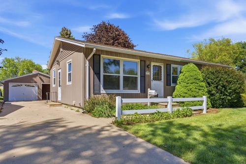 927 Burbank Ave, Waterloo, IA, 50702-5111 | Card Image