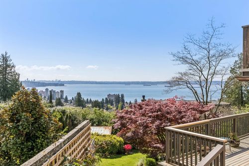 2440 Queens Ave, West Vancouver, BC, V7V2Y6 | Card Image
