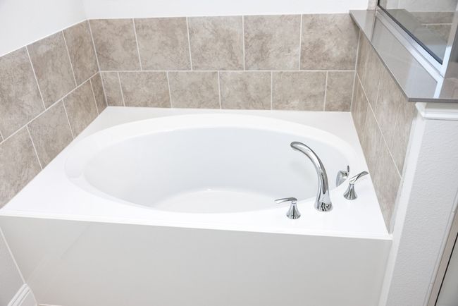 Bathroom with a garden tub | Image 11