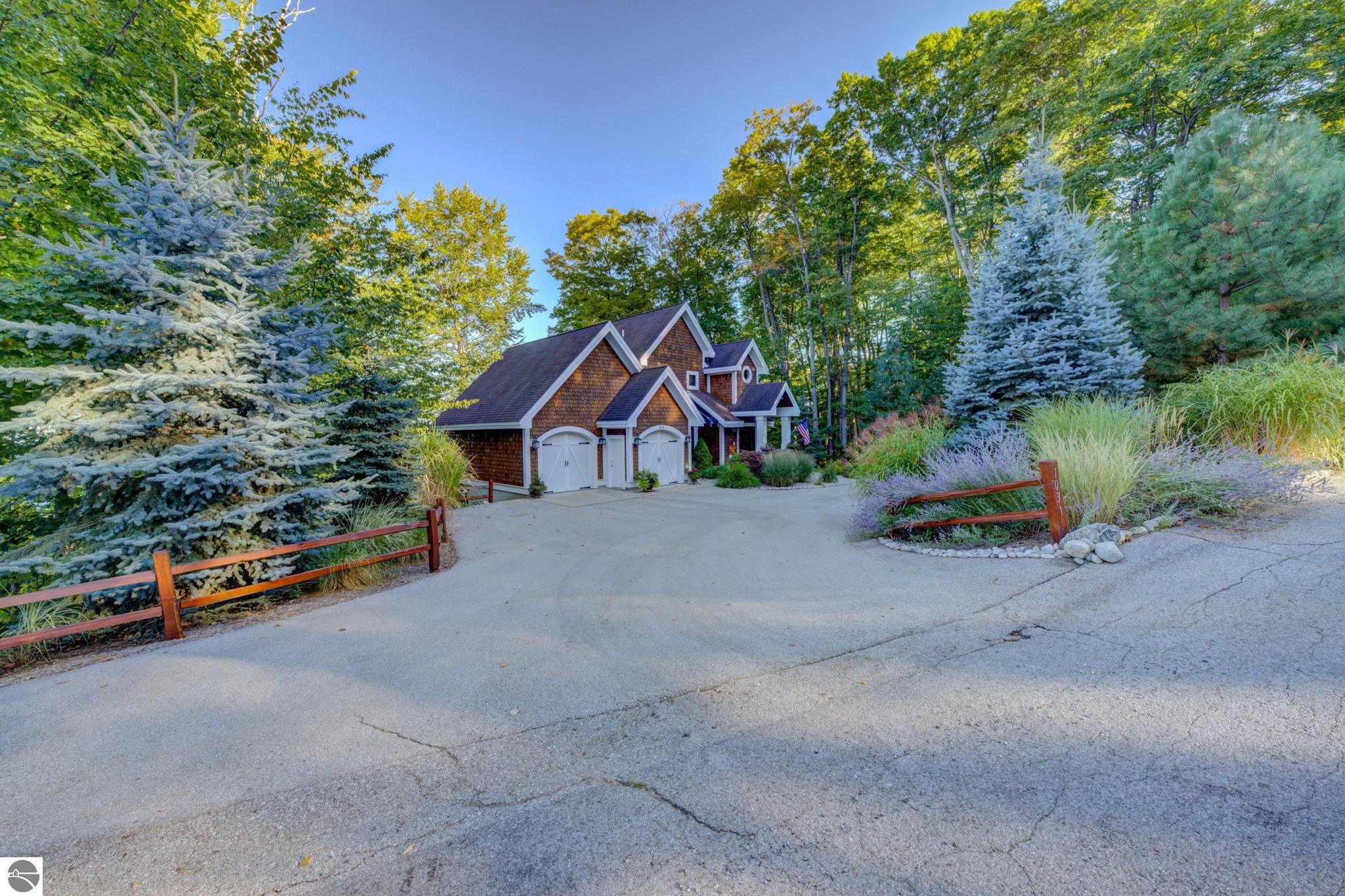 Bay View Trl, Suttons Bay, MI 49682