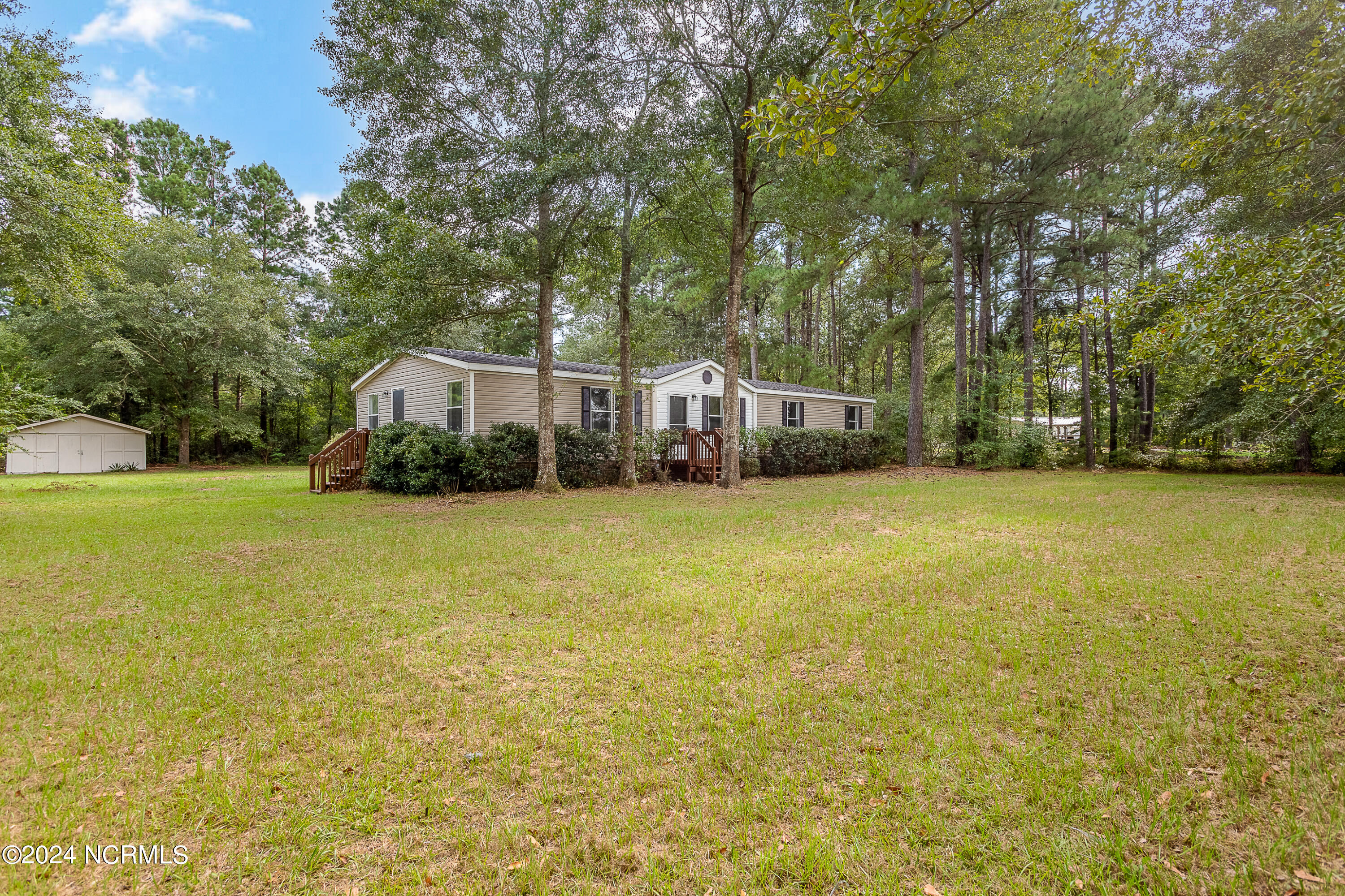 Luther Banks Rd, Richlands, NC 28574