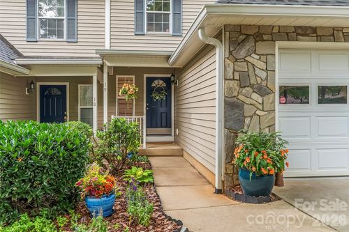 19 Willowick Dr, Asheville, NC, 28803-2170 | Card Image