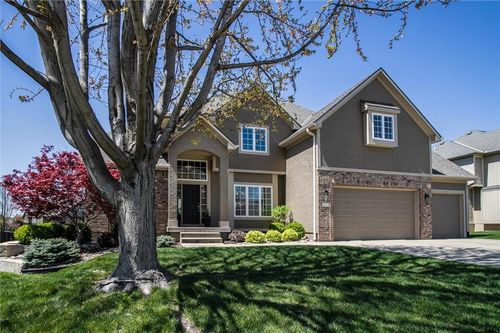 512 Ne Spring Creek Pl, Lee's Summit, MO, 64086-7089 | Card Image