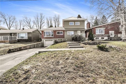 124 9th St, Midland, ON, L4R4B8 | Card Image