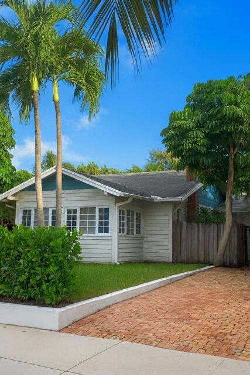 725 New Jersey St, West Palm Beach, FL, 33401-6643 | Card Image