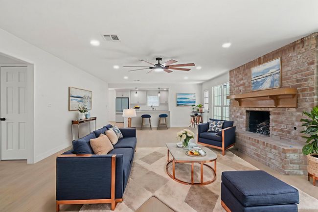 Large Living room for entertaining | Image 10