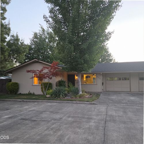 632 Sunwood Way, Grants Pass, OR, 97526-5402 | Card Image