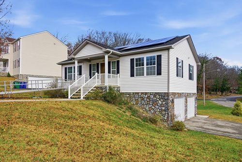 370 Robin Hood Dr, Christiansburg, VA, 24073-2374 | Card Image