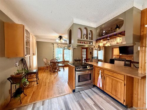 3194 S Vassar Rd, Burton, MI, 48519-1671 | Card Image