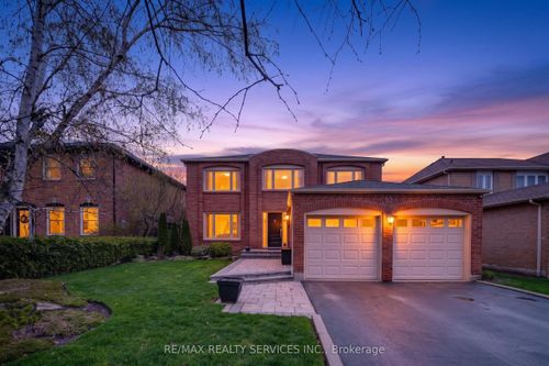 52 Nottingham Cres, Brampton, ON, L6S4G4 | Card Image