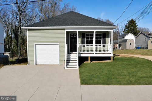 528 E North St, CHARLES TOWN, WV, 25414-1808 | Card Image