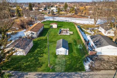 4925 Greenville Rd, Newport, MI, 48166-9124 | Card Image