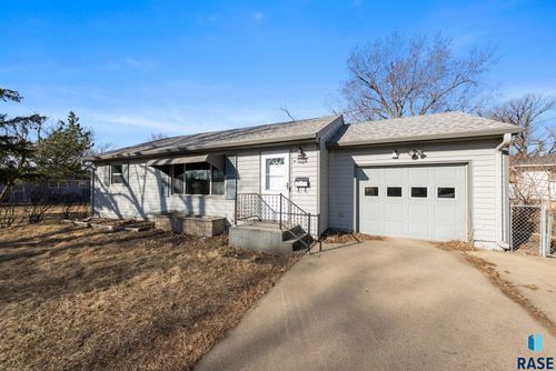 3005 S Western Ave, Sioux Falls, SD, 57105-5328 | Card Image