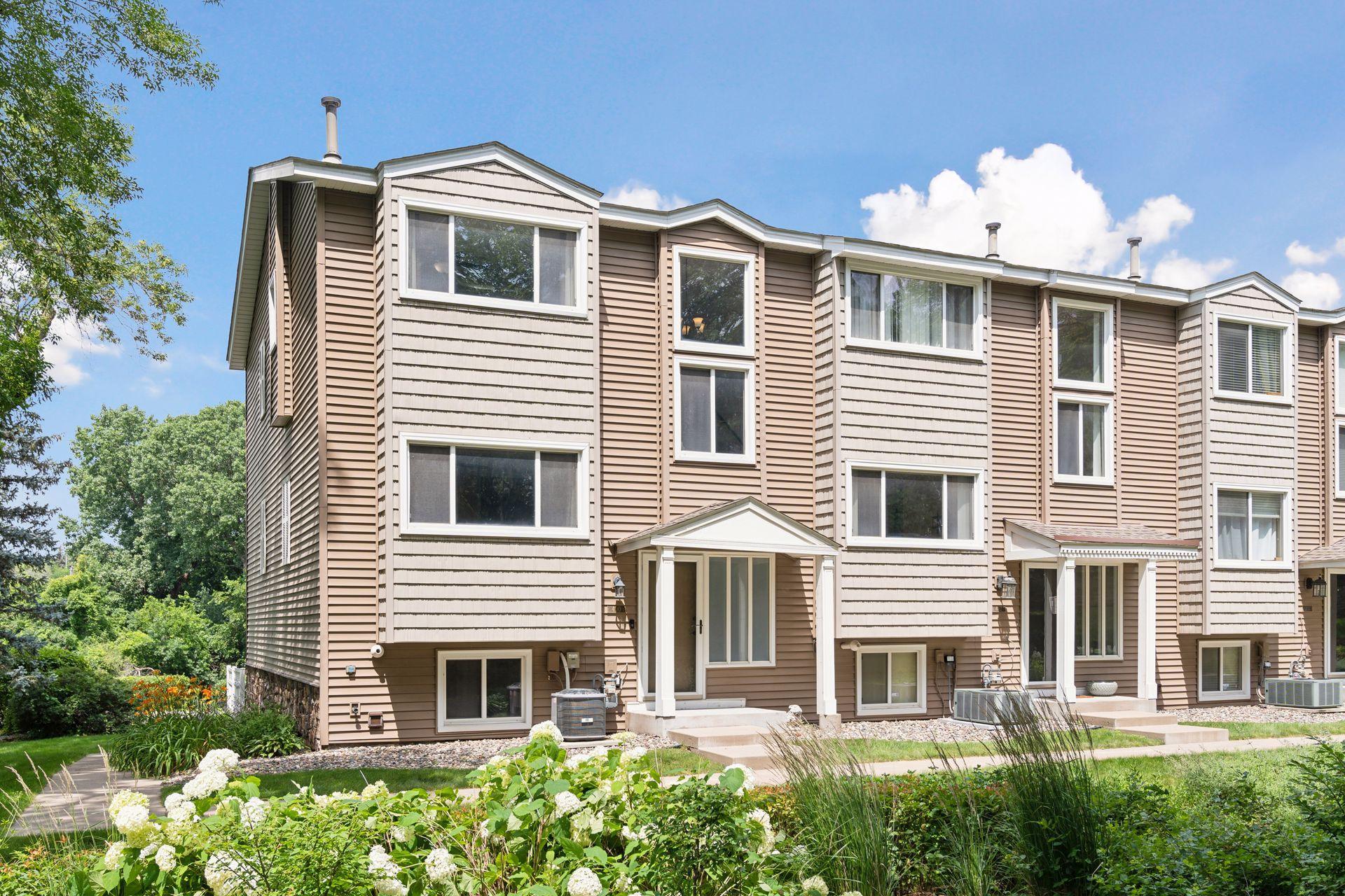 Pondridge Cir, Wayzata, MN 55391