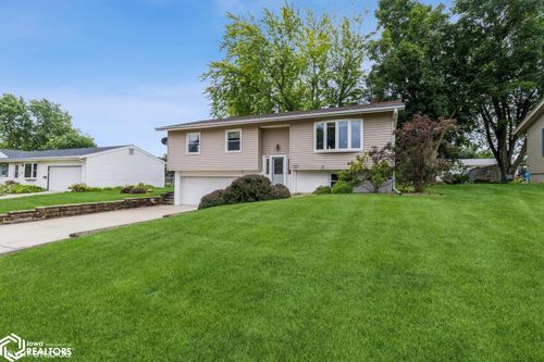 201 Thunderbird Dr, Marshalltown, IA, 50158-5265 | Card Image
