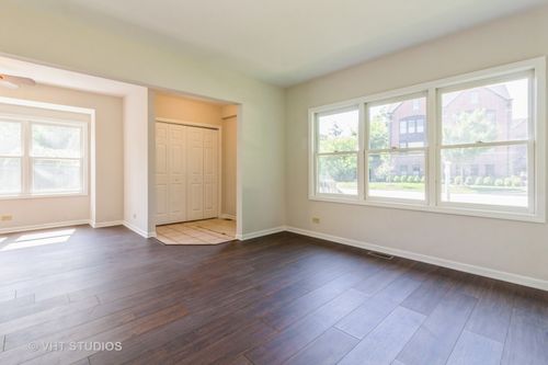 915 Chicago Ave, Naperville, IL, 60540-5509 | Card Image