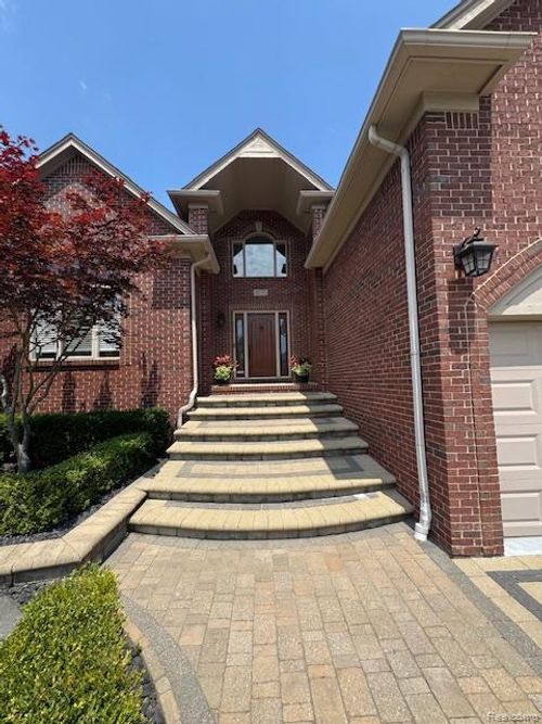 8535 Lillian Dr, Washington Township, MI, 48094-3843 | Card Image