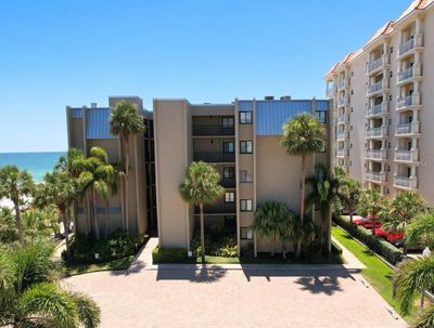 202 - 17710 Gulf Boulevard, Condo with 2 bedrooms, 2 bathrooms and null parking in Redington Shores FL | Image 2