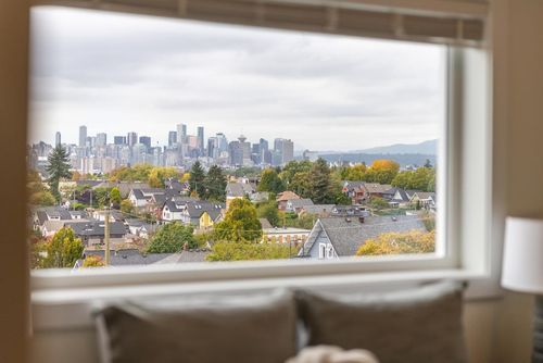 2049 4th Ave E, Vancouver, BC, V5N1K5 | Card Image