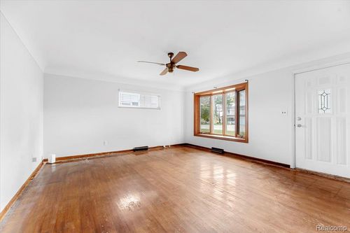 30375 Young Dr, Gibraltar, MI, 48173-9457 | Card Image