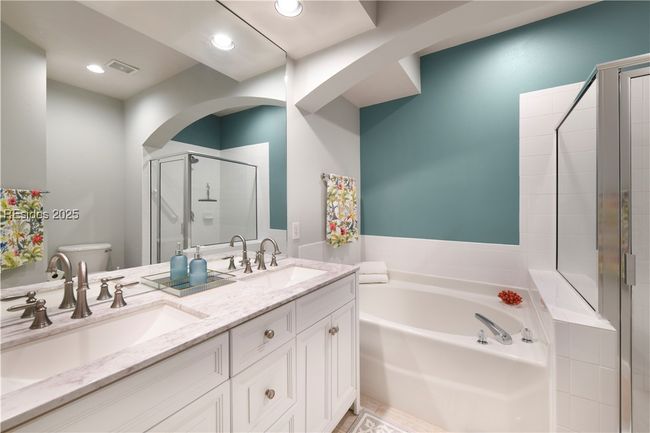 APT-1523 - 4 Indigo Run Dr, Condo with 2 bedrooms, 2 bathrooms and null parking in Hilton Head Island SC | Image 18