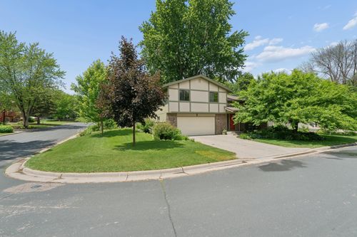 503 Laredo Ln, Chanhassen, MN, 55317-9788 | Card Image